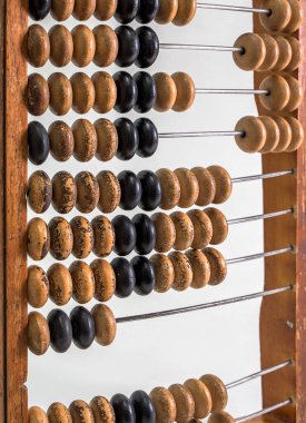 Saf beyaz arkaplanda eski ahşap abaküs