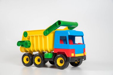 Beyaz arka planda çok renkli plastik çocuk arabaları. Kamyon.