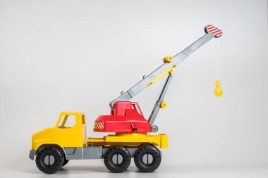 Beyaz arka planda çok renkli plastik çocuk arabaları..