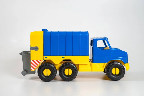 Multi Gekleurde Plastic Kinderspeelgoed Auto Een Witte Achtergrond — Stockfoto