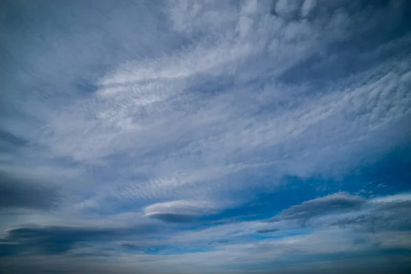 Лентикулярные Перистые Облака Против Голубого Неба Небесный Фон — стоковое фото