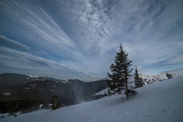 暗い冬の空の下で雪と冬の山 — ストック写真