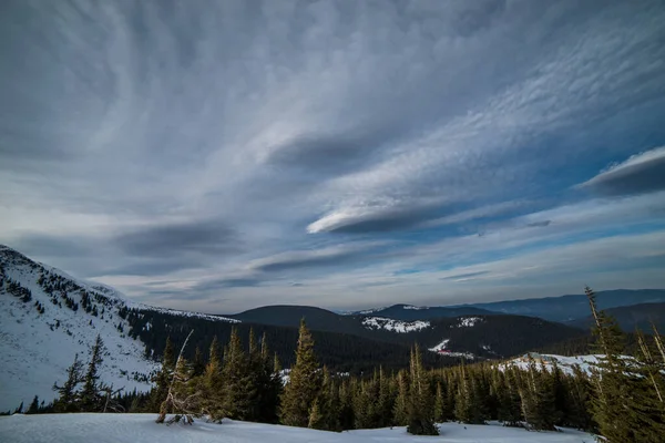 Karanlık Bir Kış Gökyüzünün Altında Karlı Kış Dağları — Stok fotoğraf