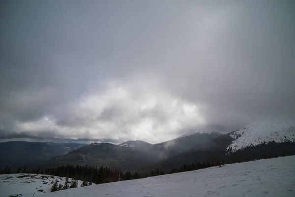 Las Montañas Invernales Con Nieve Bajo Cielo Oscuro Invernal — Foto de Stock