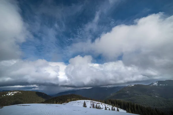 暗い冬の空の下で雪と冬の山 — ストック写真