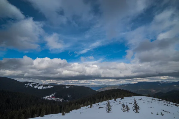 Zimní Hory Sněhem Pod Tmavou Zimní Oblohou — Stock fotografie
