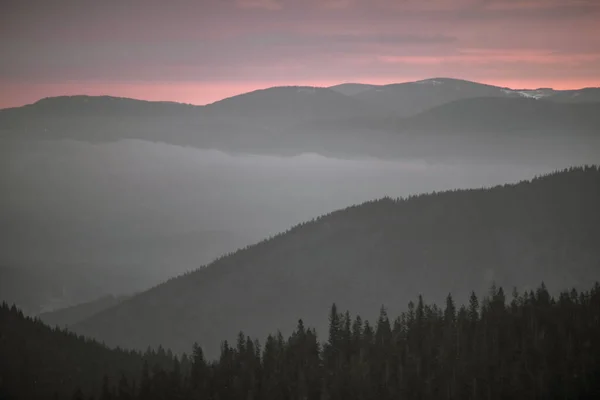 山の中で日の出を乱す 日の出に照らされた雲の壮大な景色 — ストック写真
