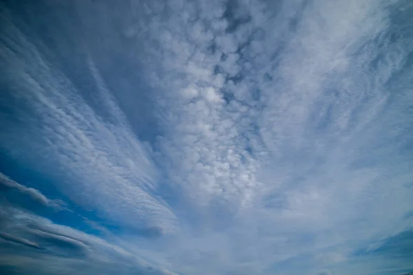 Nuvens Lenticulares Cirrus Contra Céu Azul Céu Fundo — Fotografia de Stock