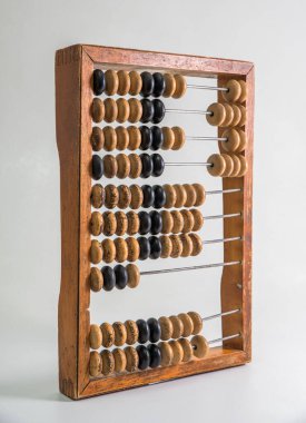 Saf beyaz arkaplanda eski ahşap abaküs