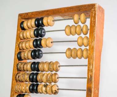 Saf beyaz arkaplanda eski ahşap abaküs