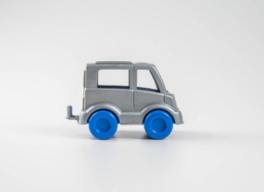 Beyaz arkaplanda izole edilmiş renkli plastik oyuncak.