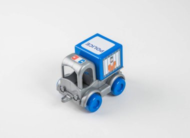 Beyaz arkaplanda izole edilmiş renkli plastik oyuncak.