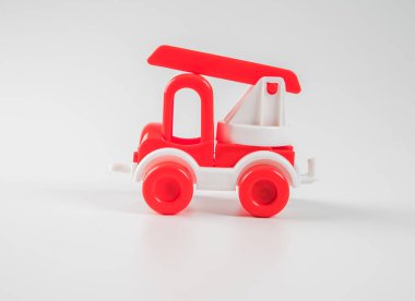 Beyaz arkaplanda izole edilmiş renkli plastik oyuncak.