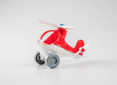 Beyaz arkaplanda izole edilmiş renkli plastik oyuncak.
