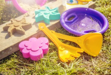 Çocukların kumsalda ve kum havuzunda oynaması için çok renkli plastik oyuncaklar..
