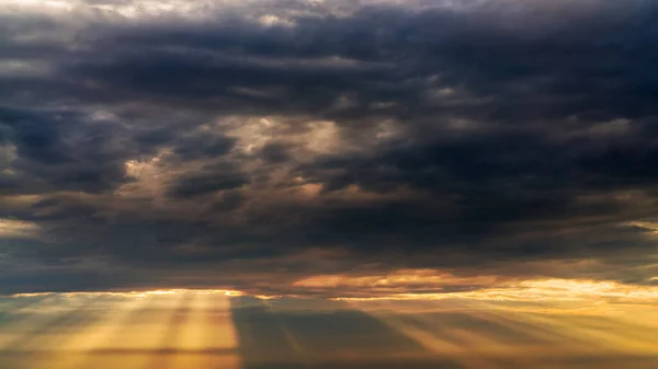 Zonnestralen Stralen Die Bij Zonsondergang Door Donkere Wolken Breken Prachtige — Stockfoto