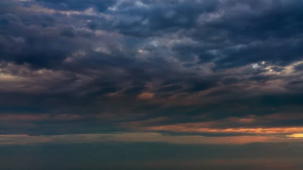 Rayos Sol Rayos Que Atraviesan Las Nubes Oscuras Atardecer Hermoso —  Fotos de Stock