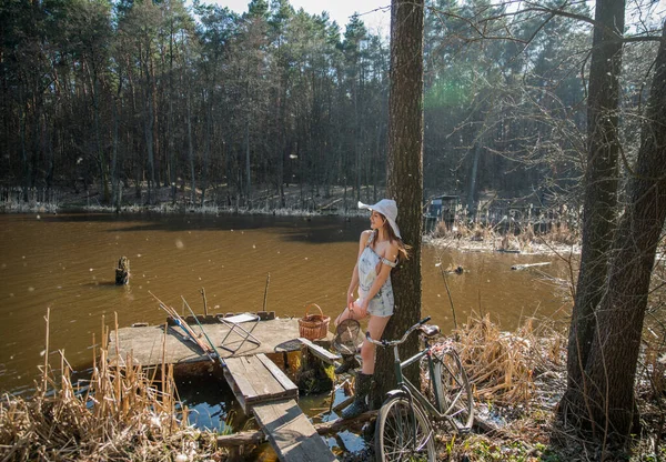 Una Ragazza Pantaloncini Jeans Una Vecchia Bicicletta Vicino Lago Una — Foto Stock