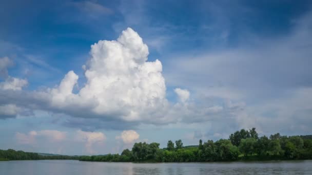 Topniejące chmury na niebie nad rzeką. — Wideo stockowe