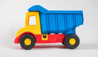 Kamyon. Plastik oyuncak, çok renkli arabalar beyaz arka planda izole edilmiş..