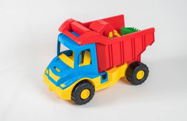Kamyon. Plastik oyuncak, çok renkli arabalar beyaz arka planda izole edilmiş..