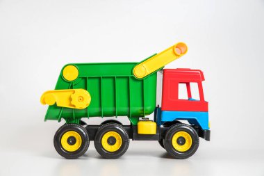 Beyaz arka planda çok renkli plastik çocuk arabaları. Kamyon.