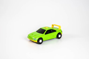 Oyuncak plastik araba beyaz arkaplanda izole edildi.
