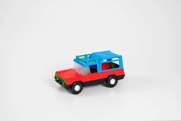 白色背景隔离的玩具塑料车 — 图库照片