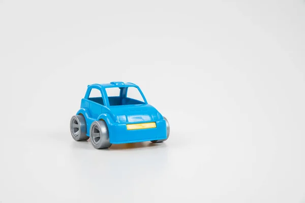 Veelkleurige plastic speelgoedauto. Bussen. Apparatuur. — Stockfoto