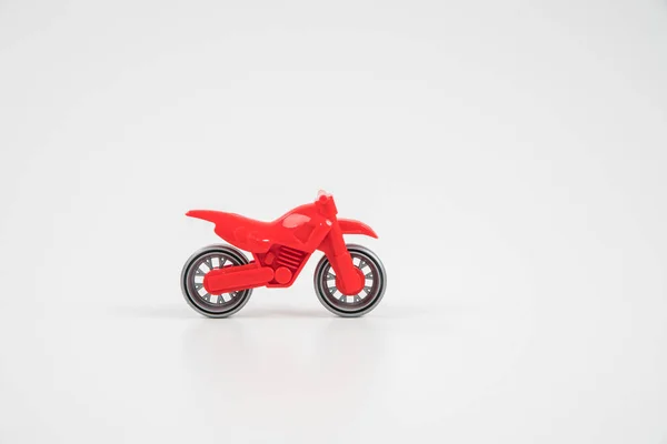 Многоцветная пластиковая игрушечная машина. Мотоцикл. — стоковое фото