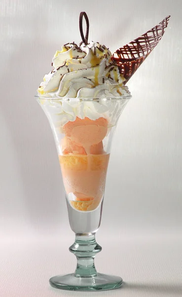 Egzotikus Gyümölcsök Egy Jégkrémes Pohárban Csokoládé — Stock Fotó
