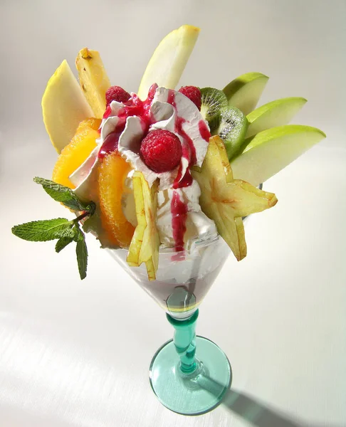Egzotikus Gyümölcsök Egy Pohár Fagylalt — Stock Fotó
