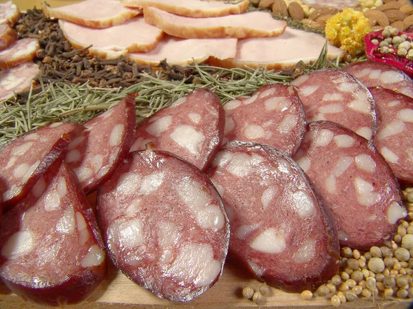 Stillleben Von Fleisch Und Wurst Mit Gewürzen Und Kräutern — Stockfoto