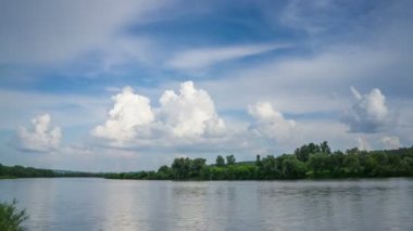 Nehrin üzerinde kümülüs bulutlarının oluşumu. Bir bulutun görünümü