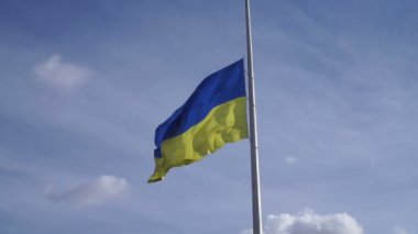 Ukrayna 'nın sarı-mavi ulusal bayrağı bulutlu mavi gökyüzüne karşı dalgalanıyor.