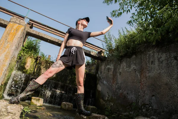 Chica Toma Una Selfie Fondo Del Puente Cerca Presa Hormigón — Foto de Stock