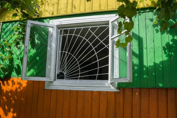 Een Metalen Krullend Rooster Vorm Van Stralen Een Houten Venster — Stockfoto