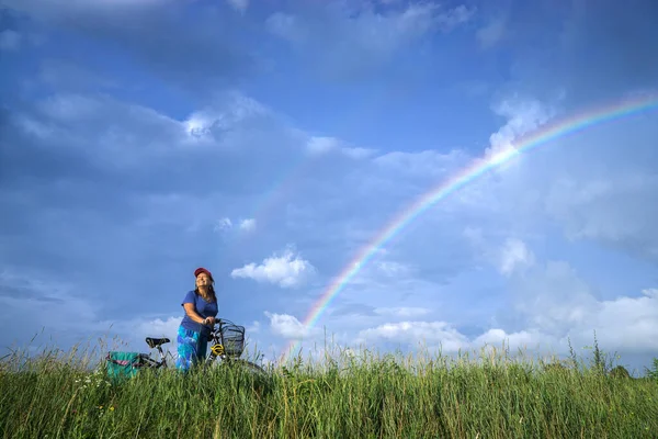 Mulher Pedalando Campo Sob Céu Azul Alto Nublado Com Arco — Fotografia de Stock