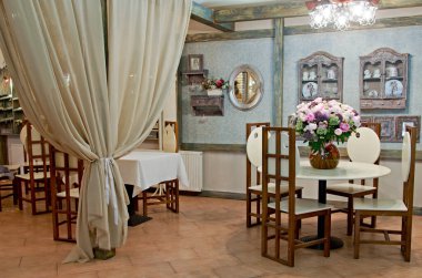 Zarif mobilyalarla Provence tarzında..