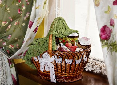 Paskalya yumurtası ve kekler sepette.