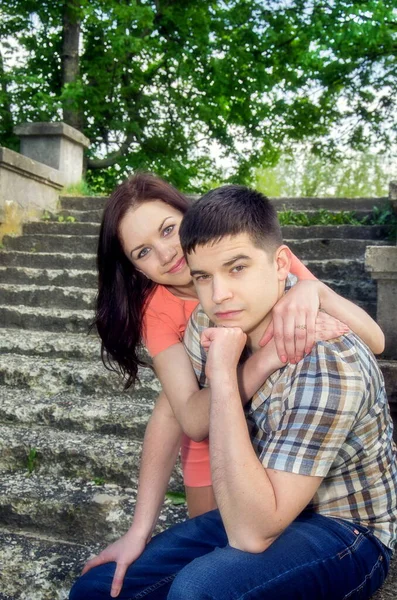 Pareja Joven Escalones Piedra Parque Hombre Mujer Fondo Verdor Verano —  Fotos de Stock