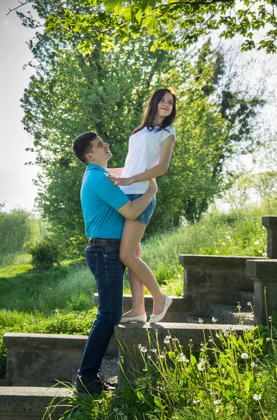 Jeune Couple Sur Des Marches Pierre Dans Parc Homme Femme — Photo