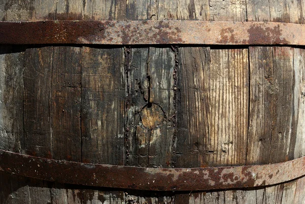 旧木桶 装葡萄酒和啤酒 — 图库照片