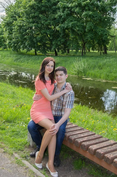 Uma Menina Vestido Rosa Está Sentada Colo Cara Banco Parque — Fotografia de Stock