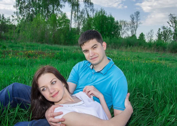 Fille Trouve Sur Les Genoux Gars Parmi Herbe Verte — Photo