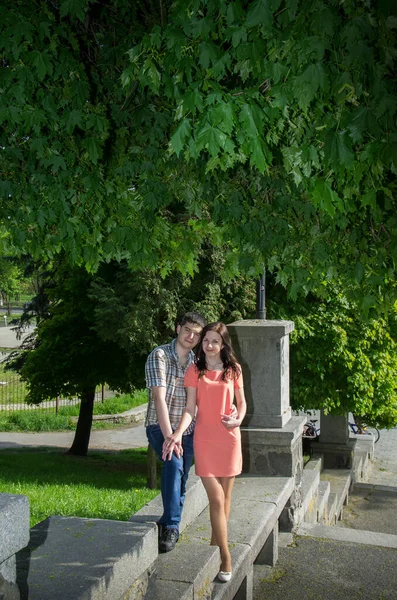 Młoda Para Kamiennych Schodach Parku Mężczyzna Kobieta Tle Letniej Zieleni — Zdjęcie stockowe