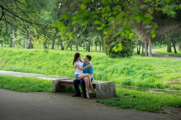 Chica Sienta Regazo Del Tipo Una Joven Pareja Enamorada Banco —  Fotos de Stock