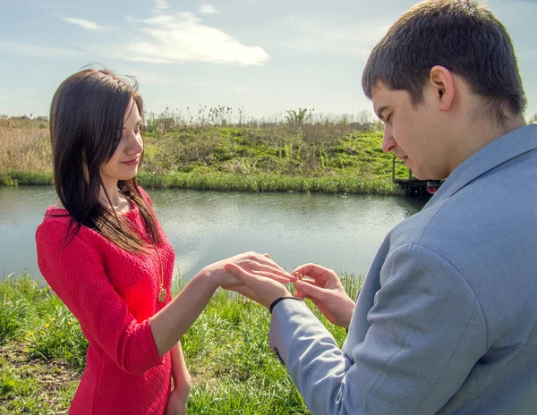 Cara Coloca Anel Dedo Menina Propõe Casar Com Ele — Fotografia de Stock