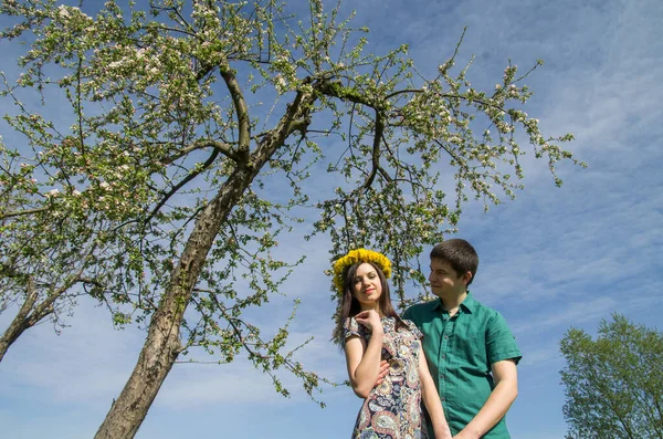 Любящая Пара Рядом Цветущим Деревом Фоне Весеннего Голубого Неба Девушка — стоковое фото
