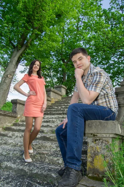 Jovem Casal Degraus Pedra Parque Homem Mulher Fundo Vegetação Verão — Fotografia de Stock